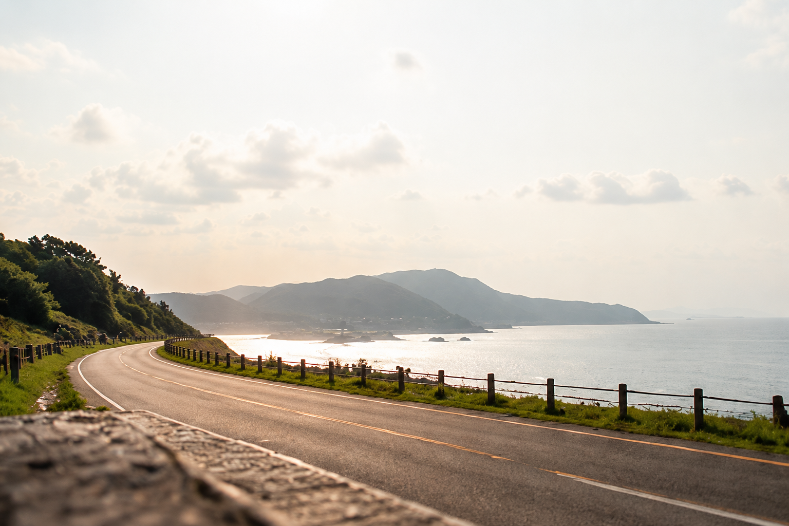 山あいに広がる地方の風景